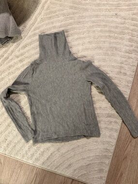 Club Monaco Ribbed Turtleneck Sweater in Light Gray